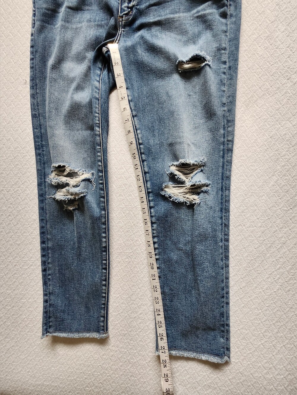 3 / $25 SILVER Jeans Co. "LORETTE" Distressed Blue Denim Skinny Jeans. Size 31. - Picture 10 of 16